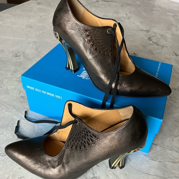 John Fluevog Estella Gold Scroll Heels - Picture 2 of 16